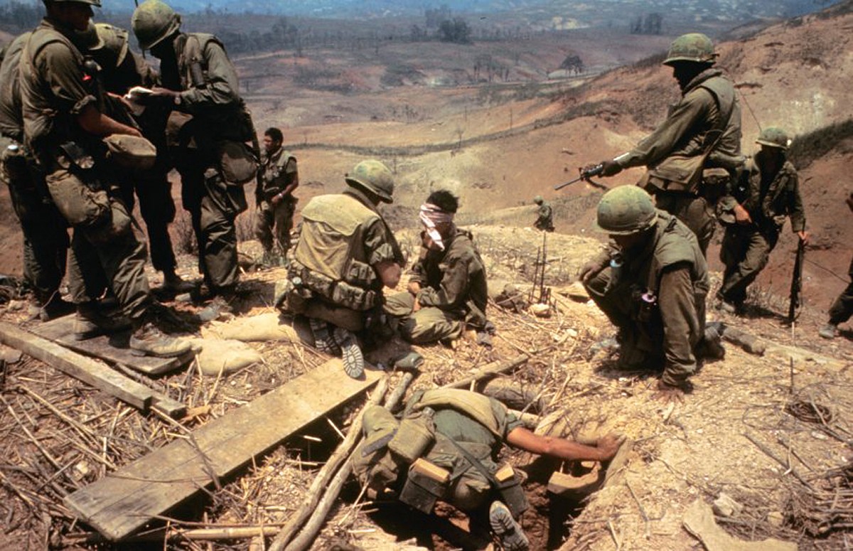 Lính Mỹ trên một cao điểm gần Khe Sanh trong  chiến dịch Pegasus. Ảnh: Larry Burrows.