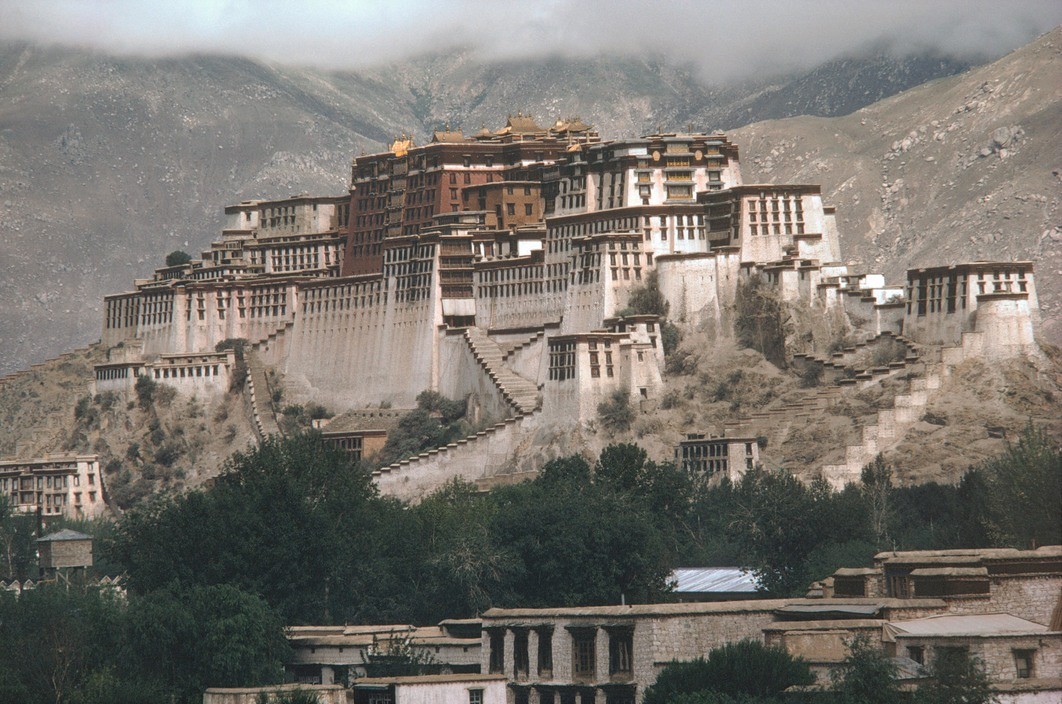 Cung điện Potala ở Lhasa,  Tây Tạng năm 1979. Ảnh: Eve Arnold / Magnum Photos.