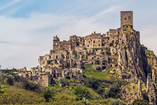 Nằm trên một ngọn núi thuộc vùng Basilicata, miền Nam Italia, thị trấn Craco có lịch sử hình thành từ thời Trung cổ, từ khoảng thế kỷ thứ 12. Ảnh: Pinterest.