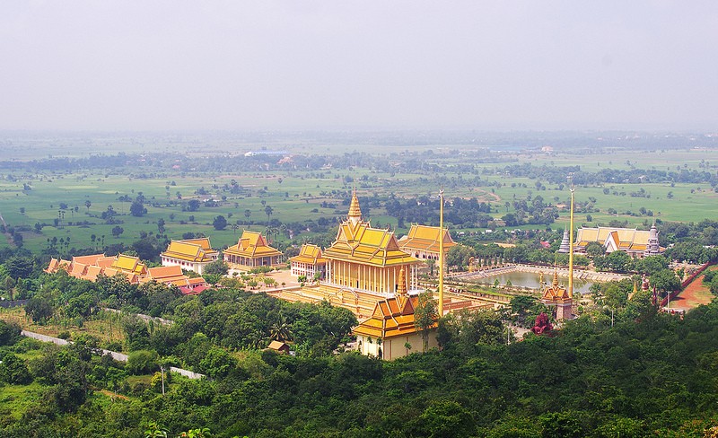 Nằm trên vùng núi Phnom Udong ở tỉnh Kampong Speu, cách thủ đô Phnom Penh khoảng 40 km về phía Tây Bắc, Oudong là cố đô của Campuchia từ thế kỷ 17 - 19. Ảnh: I Wander.