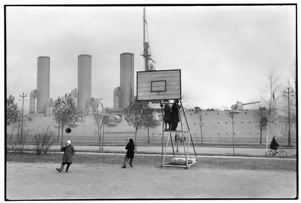 Chiến hạm lịch sử Aurora bên bờ sông Neva,  thành phố Leningrad năm 1957. Ảnh: Elliott Erwitt / Magnum Photos.