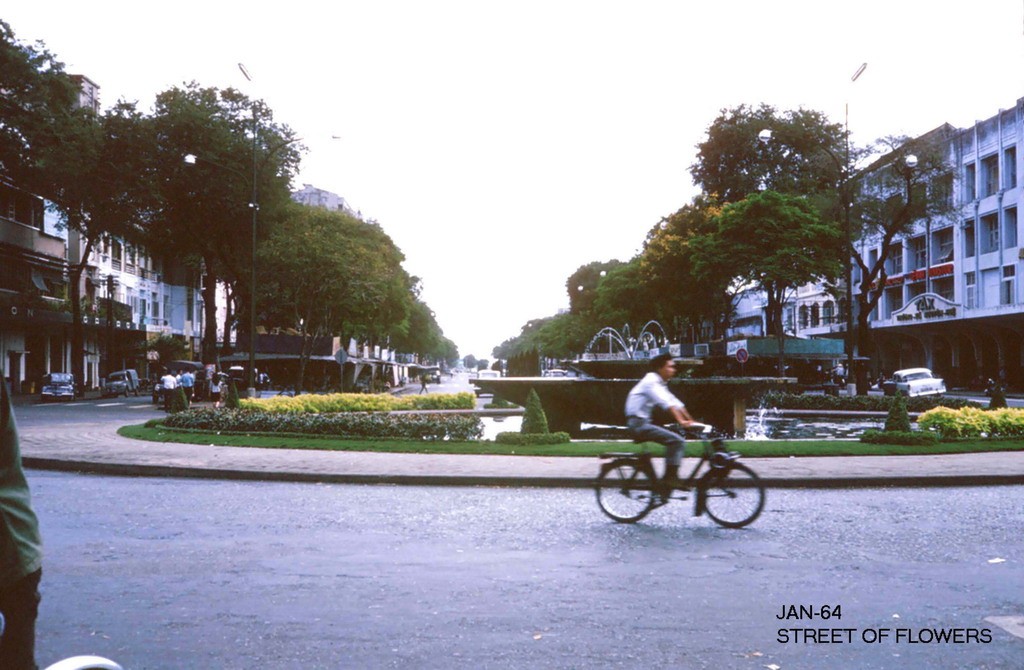 Vòng xoay đài phun nước ở giao lộ Nguyễn Huệ - Lê Lợi,  Sài Gòn năm 1964. Ảnh: 121avn.