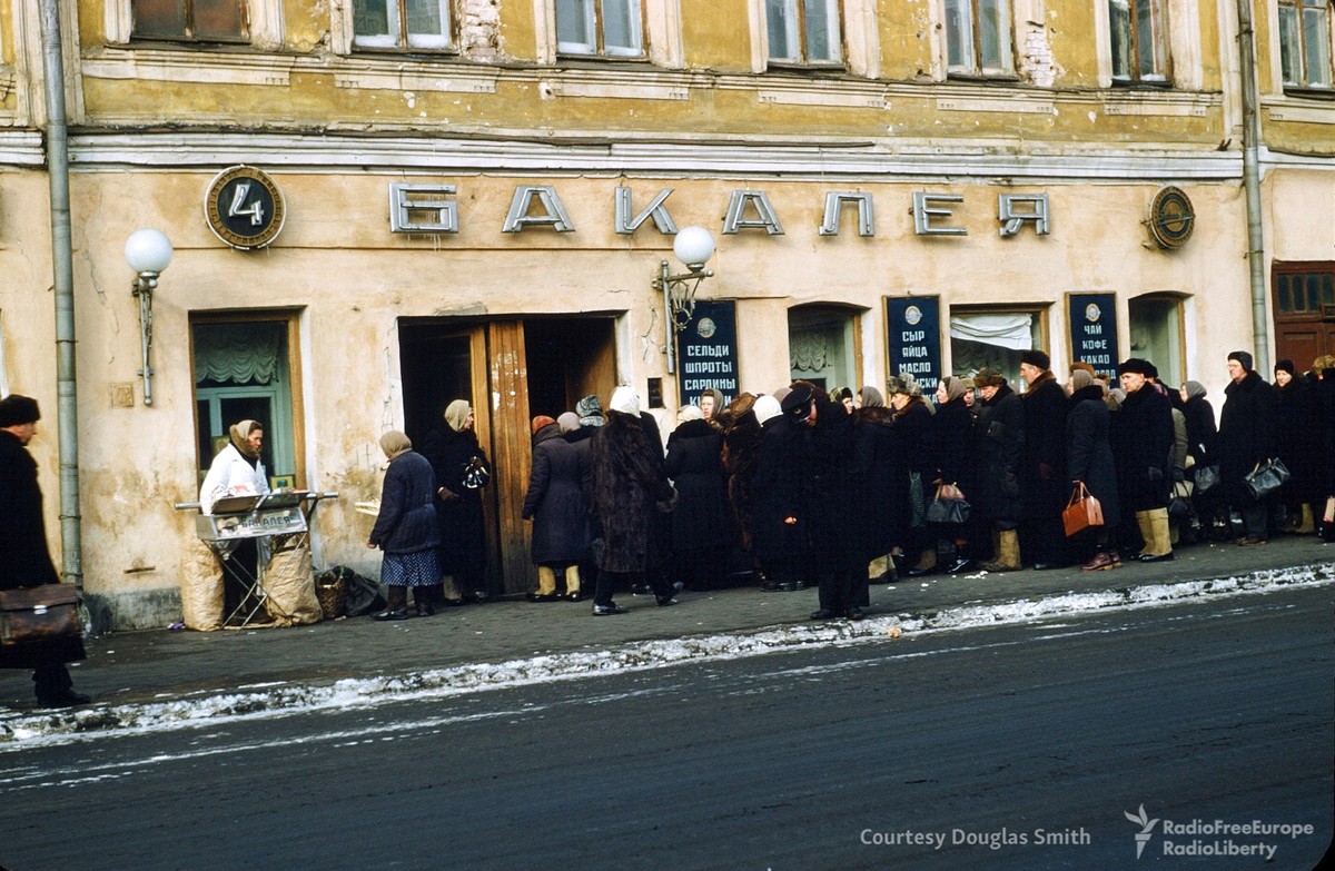 Người dân xếp hàng bên ngoài một cửa hàng ở  Moscow thập niên 1950. Ảnh: Russiatrek.org.