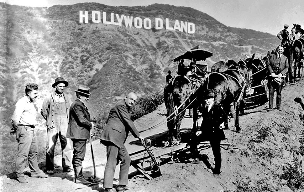  1. Tấm biển mang tên  Hollywood, ban đầu có tên đầy đủ là "Hollywoodland", được dựng từ năm 1923 như một cách quảng bá cho hoạt động bất động sản đang lên tại khu vực. Theo thiết kế ban đầu, vào buổi đêm, tấm bảng quảng cáo lóe sáng theo bốn giai đoạn: "Holly", "Wood", "Land" và toàn bộ từ "Hollywoodland". Ảnh: Vintag.