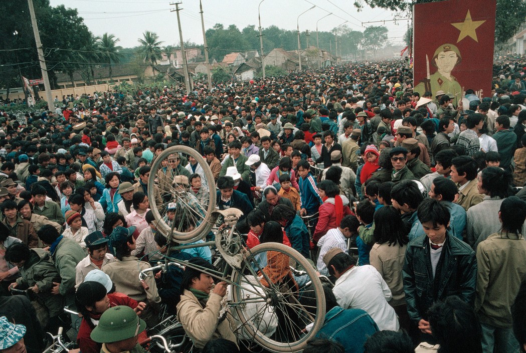 Một tuyến đường đông nghịt người trong dịp  Tết Hà Nội năm 1989. Ảnh: David Alan Harvey/Magnum.