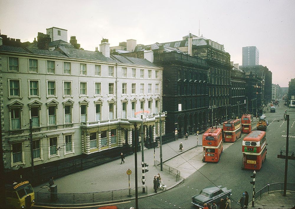 Đường Portland ở phía đông của công viên Piccadilly của  thành phố Manchester vào đầu năm 1964. Ảnh: MMU Visual Resources.