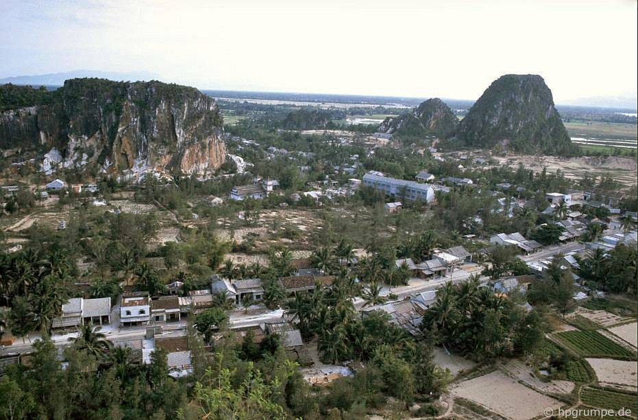 Khung cảnh nhìn từ núi Thủy Sơn, một ngọn núi trong danh thắng  Ngũ Hành Sơn, Đà Nẵng năm 1991. Ảnh: Hpgrumpe.de.