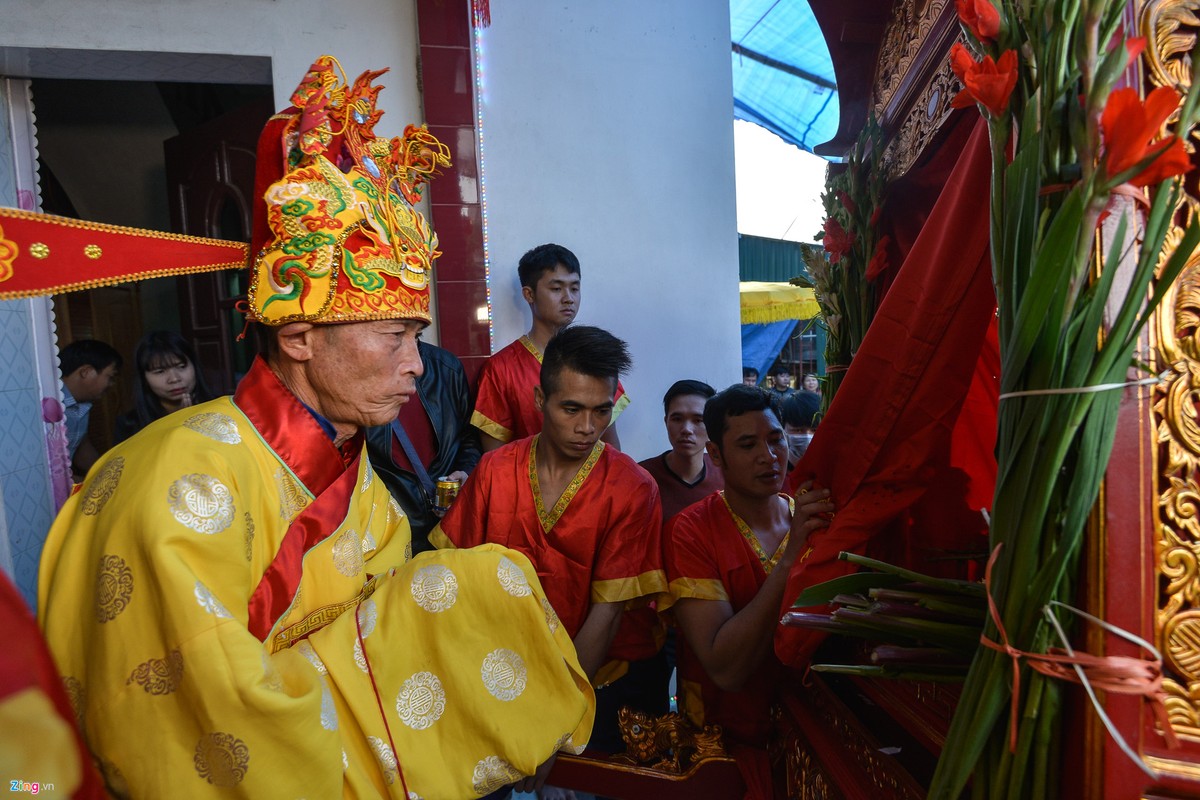 Nét độc đáo của lễ hội chùa Phượng Vũ (Thái Bình) là  nghi lễ rước kiệu dưới nước. Vị chủ hội năm Mậu Tuất là ông Nguyễn Văn Chức (63 tuổi). Người có vinh dự này điều kiện phải trên 50 tuổi, gia đình song toàn.