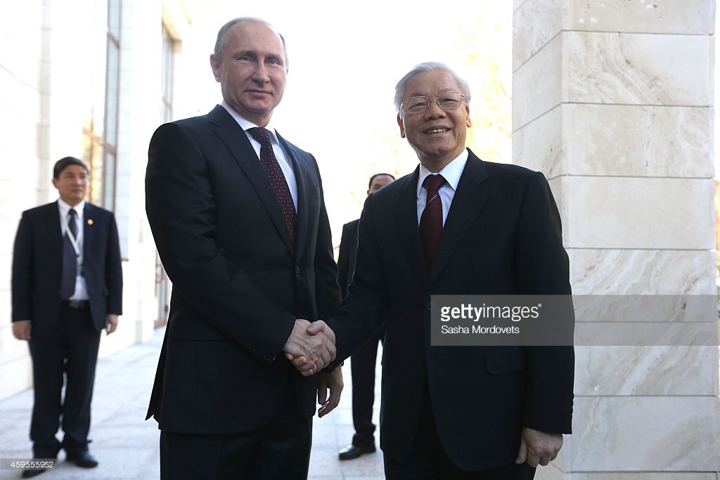 Tổng bí thư Nguyễn Phú Trọng bắt tay  tổng thống Putin tại thành phố du lịch Sochi ngày 25/11/2014, trong chuyến thăm chính thức kéo dài ba ngày ở Liên bang Nga. Ảnh: Getty.