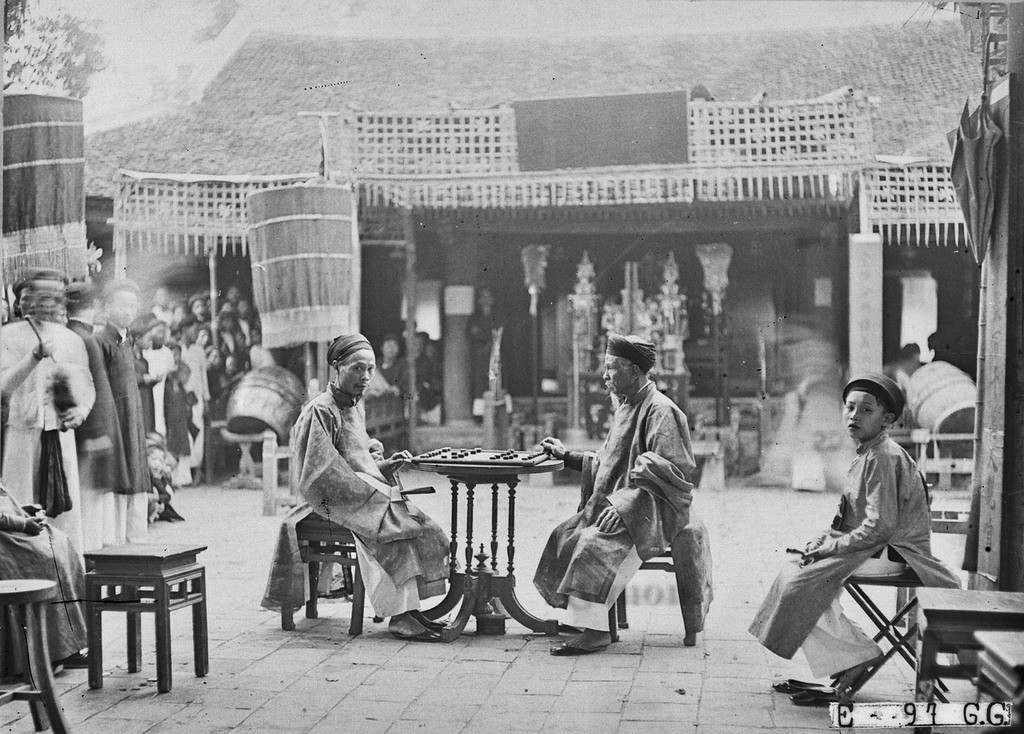 Hai ông quan dẫn dắt cuộc  chơi cờ người ở Hà Đông thập niên 1920.