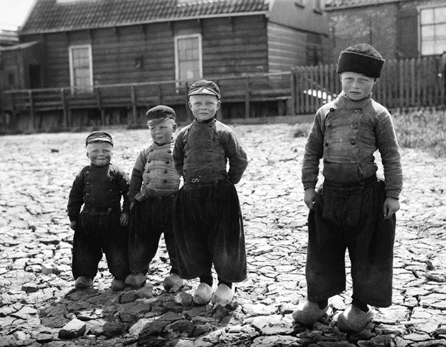 Bốn cậu bé ở Volendam,  Hà Lan năm 1904. Ảnh: Bill Nelson Flickr.