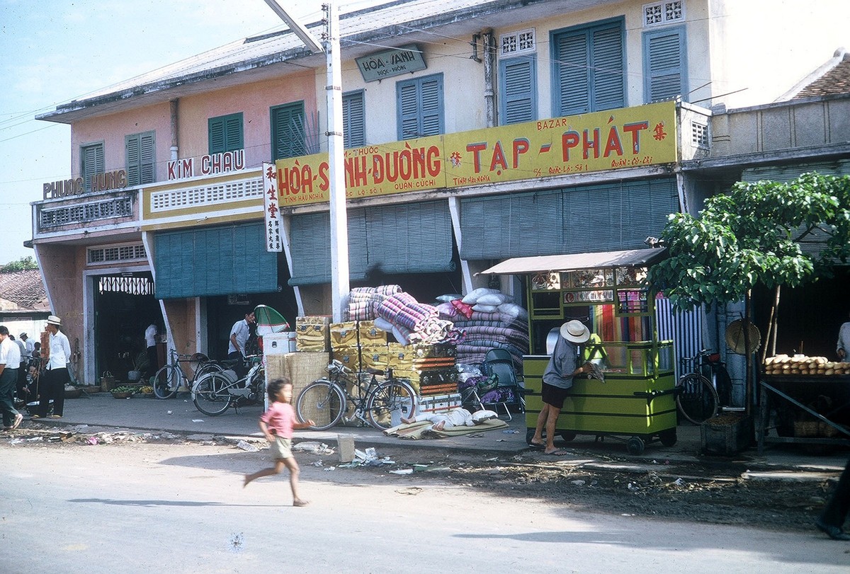 Các cửa hàng bên tuyến đường quốc lộ chạy qua trung tâm huyện  Củ Chi năm 1966. Ảnh: William Smith.