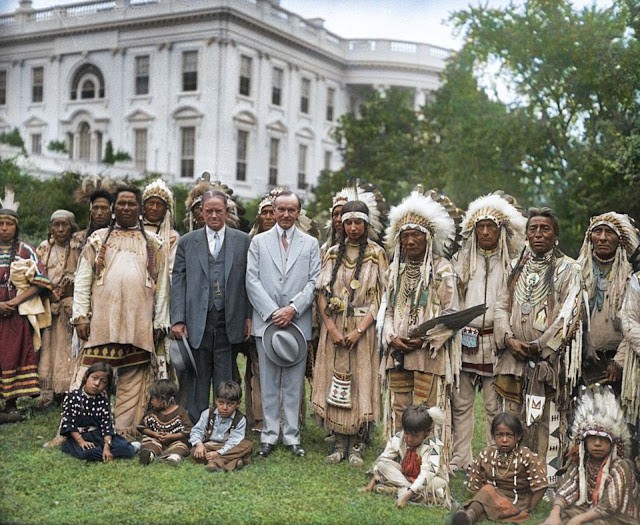 Ảnh được nghệ sĩ Royston Leonard tô màu từ ảnh đen trắng. Trong ảnh là Tổng thống Mỹ Calvin Coolidge chụp ảnh với một nhóm  người da đỏ mới được cấp quyền công dân Mỹ trên bãi cỏ Nhà Trắng thời điểm Đạo luật Công dân Anh-điêng được ký năm 1924. Ảnh: Royston Leonard.