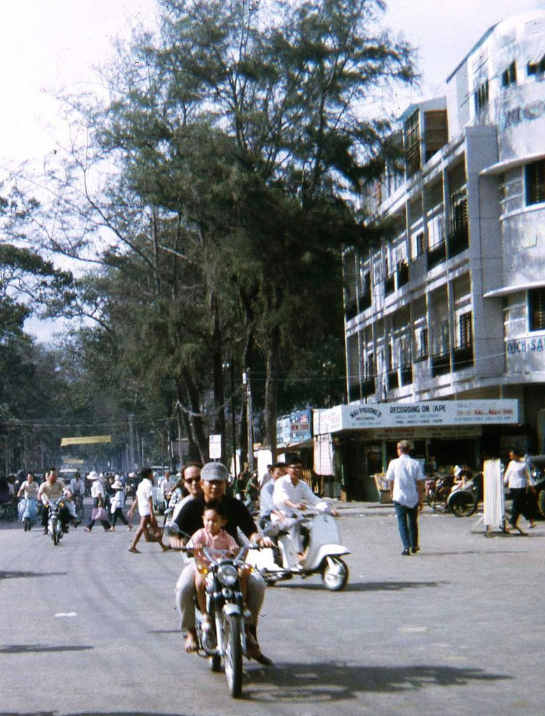 Ngã tư Trưng Trắc - Trần Hưng Đạo, trung tâm thị xã  Vũng Tàu năm 1968. Ảnh: David Schofield.