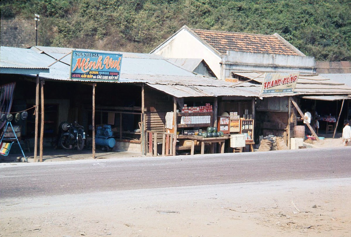 Hàng quán ven Quốc lộ 1 ở Diêu Trì,  Bình Định thời chiến tranh Việt Nam, khoảng năm 1969-1970. Ảnh: James Speed Hensinger.