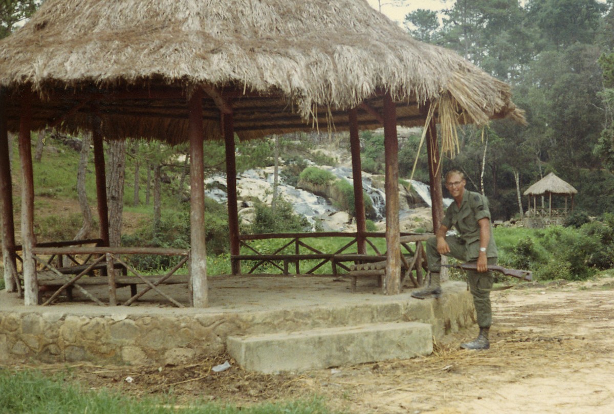 Cựu binh Mỹ Tom Petersen chụp ảnh lưu niệm tại thác Cam Ly ở Đà Lạt năm 1969, khoảng thời gian quân nhân này làm việc tại Trung tâm Truyền tin số 23 của quân đội Mỹ ở ngoại vi  Đà Lạt thời chiến tranh Việt Nam. Ảnh: Tom Petersen.