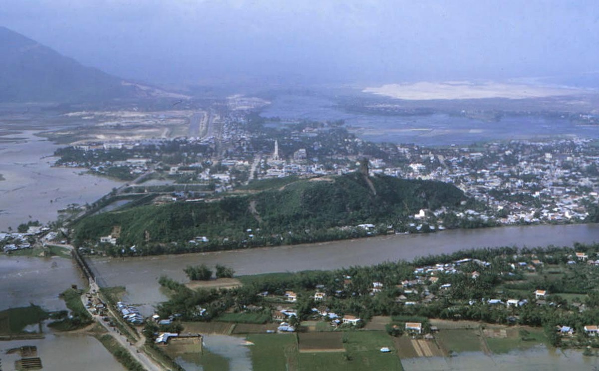 Toàn cảnh thị xã Tuy Hòa bên sông Đà Rằng,  Phú Yên năm 1970. Cầu Đà Rằng nằm ở góc dưới bên trái. Ảnh: Steve.