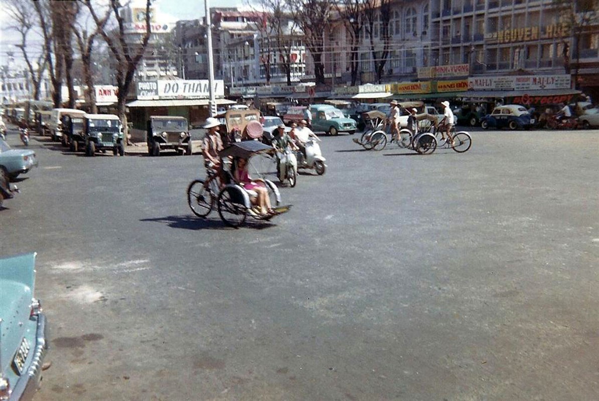 Trên đại lộ Nguyễn Huệ,  Sài Gòn năm 1969. Ảnh: David Stromberger.