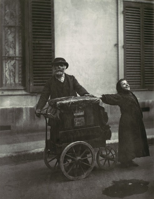 Gánh hát dạo trên đường phố Paris năm 1898. Ảnh: Eugène Atget.