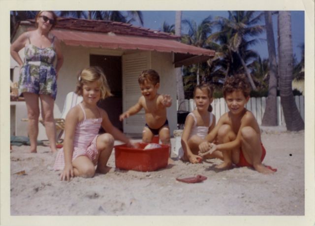 Caroline và John F. Kennedy Jr., hai con của  Tổng thống Mỹ Kennedy chơi đùa trên bãi cát cùng bạn bè, tháng 5/1962.