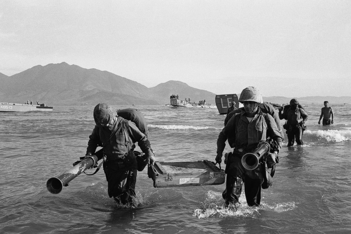 Ngày 8/3/1965, 3.500 binh sĩ thủy quân lục chiến Mỹ đã đổ bộ lên bãi biển Xuân Thiều, phía Tây Bắc thị xã Đà Nẵng. Đây là lần đầu tiên lực lượng tác chiến mặt đất của Mỹ hiện diện ở Việt Nam. Sự kiện này thường được sử gia quốc tế coi là dấu mốc khởi đầu  chiến tranh Việt Nam. Ảnh: ABC News.