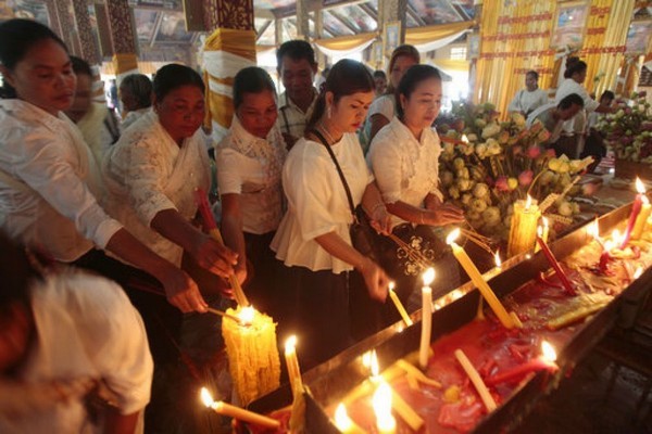 Tên gọi lễ hội Pchum Ben bắt nguồn từ một giai thoại Phật giáo được truyền lại qua nhiều thế hệ. Theo ngôn ngữ Khmer, Pchum có nghĩa là “một cuộc gặp gỡ”, còn Ben là “quả cầu" làm bằng thứ gì đó như các loại thực phẩm. Ảnh: Phatgiao.org.