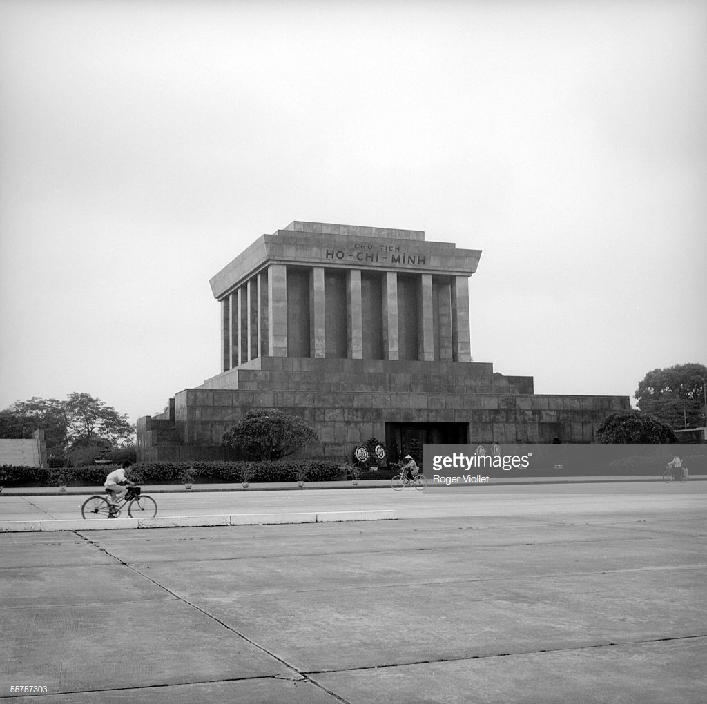 Lăng Chủ tịch Hồ Chí Minh,  Quảng trường Ba Đình, Hà Nội năm 1975. Ảnh: Roger Viollet/ Getty.