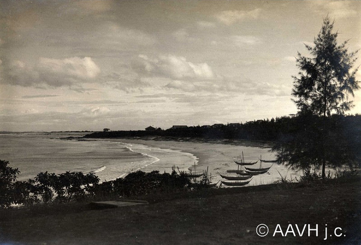 Bãi biển  Cửa Tùng, Quảng Trị năm 1930. Ảnh: Aavh.org.