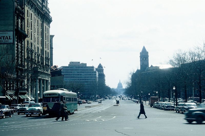 Trên đại lộ Pennsylvania, thủ đô Washington, DC,  nước Mỹ năm 1956. Ảnh: Walter Reed.