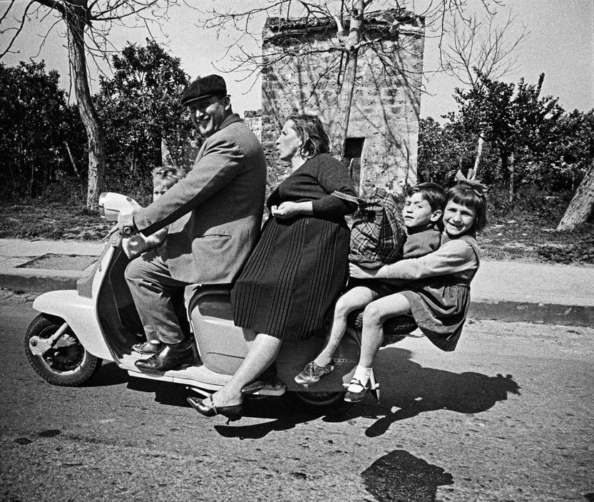 Một gia đình di chuyển bằng xe Vespa tại thị trấn Palermo trên đảo Sicily,  Italia năm 1963. Ảnh: Bruno Barbey.