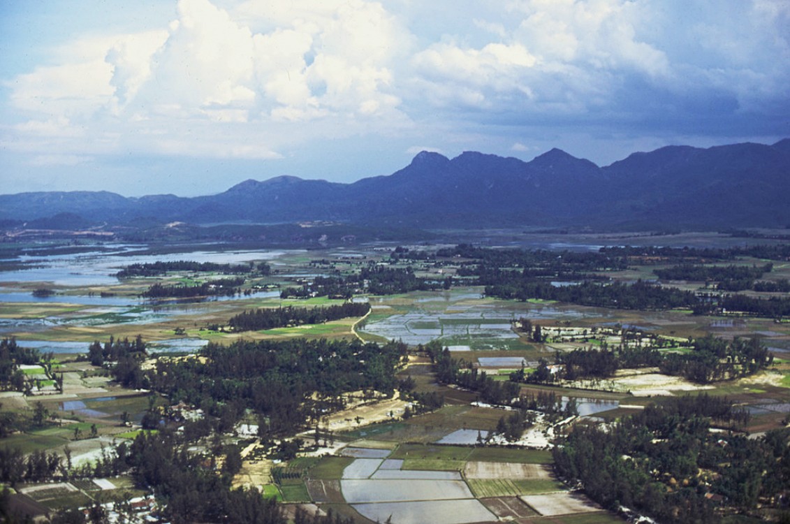 Quang cảnh ở Mỹ Lai,  Quảng Ngãi năm 1970 - 1971 nhìn từ máy bay trực thăng Mỹ. Ảnh: Mark Melnick.