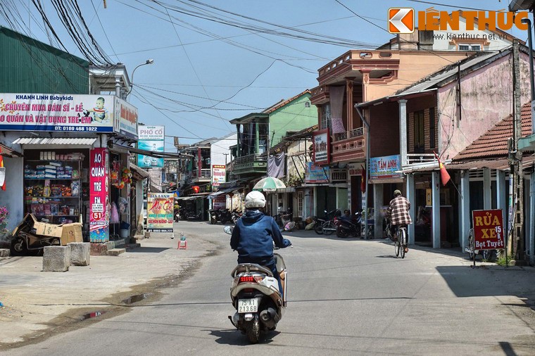 Chạy dọc theo bờ sông Hương ở phía Bắc Kinh thành Huế,  phố cổ Bao Vinh từng có thời phồn thịnh không kém gì phố cổ Hội An ở Quảng Nam.