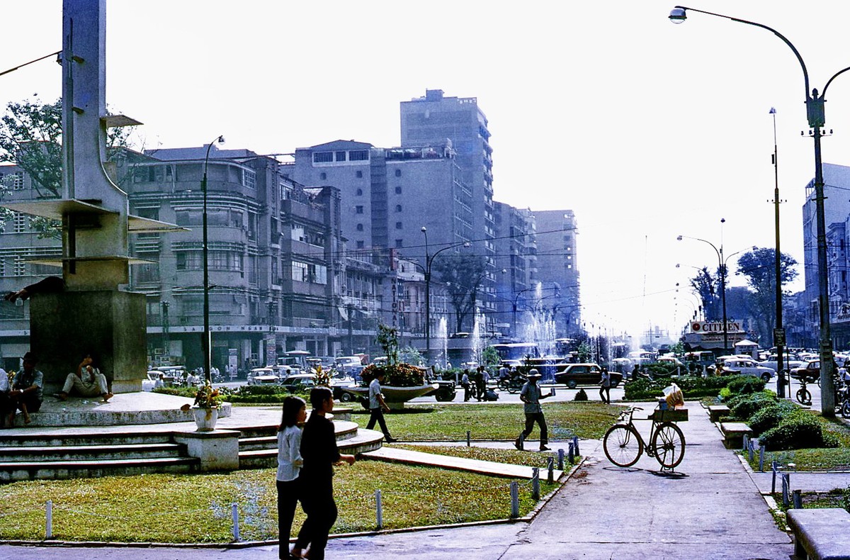 Vườn hoa trước Tòa Đô chánh, đại lộ Nguyễn Huệ,  Sài Gòn năm 1971. Khu vực này ngày nay là phố đi bộ Nguyễn Huệ. Ảnh: Mike Vogt.