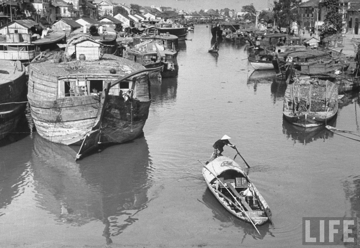 Xóm chài trên kênh rạch ở  Sài Gòn năm 1950. Vào thời gian này, sông Sài Gòn và các con kênh ở lân cận là nơi sinh sống của hàng vạn người dân tứ xứ. Họ sống trên thuyền và quần tụ thành các xóm vạn chài đông đúc. Ảnh: Carl Mydans/ Life.