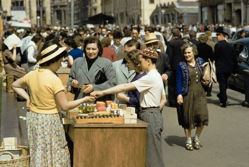 Sạp bán tinh dầu và xà phòng trên phố Arbat,  Moscow thập niên 1950. Ảnh: English Russia.