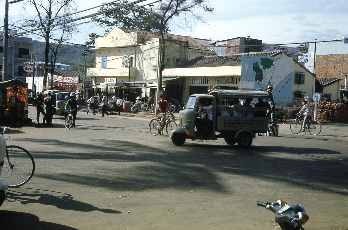 Khung cảnh ở khu vực trung tâm thị xã  Vũng Tàu năm 1966. Ảnh: Donald MacKinnon.