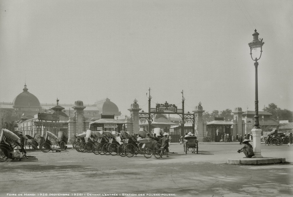 Lối vào nhà Đấu xảo trong thời gian diễn ra  hội chợ đấu xảo Hà Nội tháng 11/1928. Hình thành từ năm 1902, nhà Đấu xảo là khu triển lãm - hội chợ cũ của Hà Nội, nay là Cung Văn hóa Hữu nghị Hà Nội trên phố Trần Hưng Đạo.