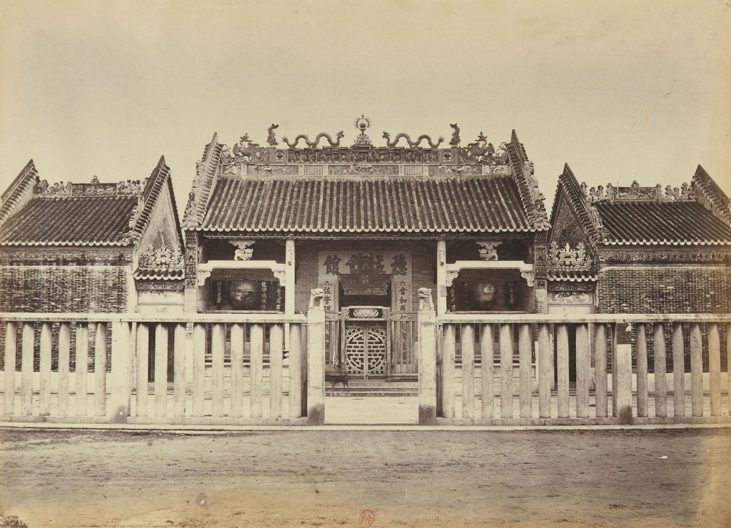 Chùa Bà Thiên Hậu (hội quán Tuệ Thành) ở Chợ Lớn vào khoảng năm 1865-1875. Công trình được nhóm người Hoa gốc Quảng Châu di dân sang Việt Nam góp vốn và công xây dựng vào khoảng năm 1760, là một trong những  hội quán cổ nhất ở Chợ Lớn xưa.