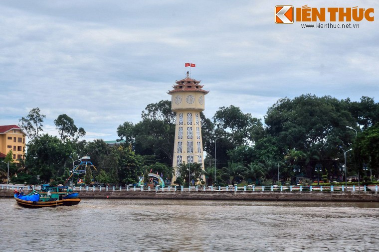 Soi bóng xuống sông Cà Ty từ công viên trung tâm thành phố Phan Thiết (tỉnh Bình Thuận),  tháp nước Phan Thiết là một công trình kiến trúc độc đáo và có lịch sử đặc biệt của thành phố biển nổi tiếng miền Trung.