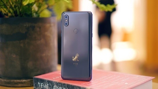 Xiaomi Mi MIX 3: Không chỉ sở hữu thiết kế với cụm camera kép trượt độc đáo mà phần cứng camera của Mi MIX 3 cũng thuộc hàng “top đầu” không hề thua kém các đối thủ trong danh sách smartphone chụp ảnh đẹp nhất năm 2018. Theo đó camera kép ở mặt sau của máy đều có độ phân giải 12 MP, giống iPhone XS Max và Galaxy Note 9.