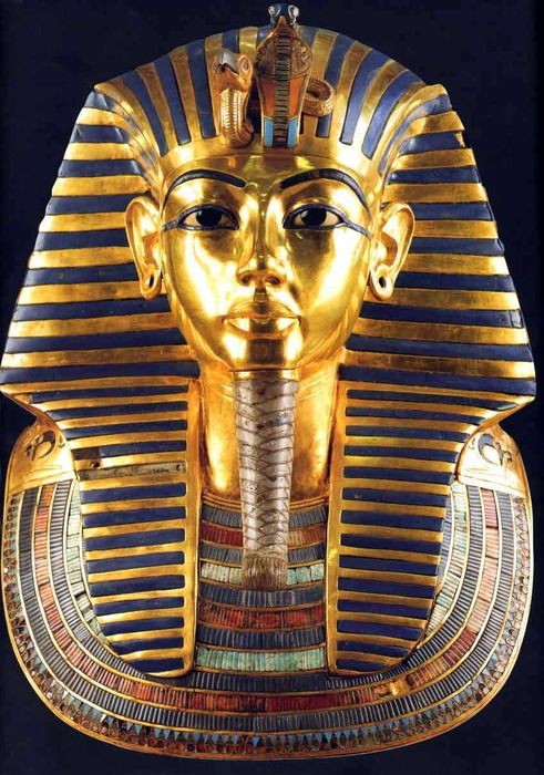 Được tìm thấy vào năm 1925 cùng quan tài chứa xác ướp của  Pharaoh Ai Cập Tutankhamun (1332-1323 TCN), mặt nạ của Tutankhamun là một trong những tác phẩm nổi tiếng nhất của nghệ thuật thế giới cổ đại.