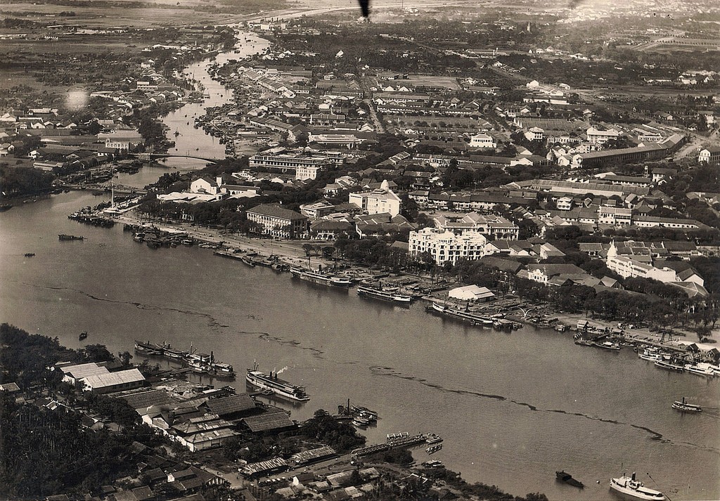 Bờ sông Sài Gòn thập niên 1920.  Khách sạn Majestic là tòa nhà màu trắng nằm gần trung tâm bức ảnh.