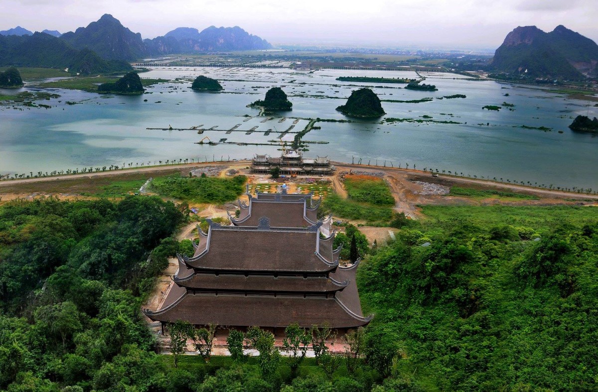 Chùa Tam Chúc  -  ngôi chùa lớn nhất thế giới ở Việt Nam  - được xây dựng bên cạnh ngôi chùa cổ cùng tên ở huyện Kim Bảng, tỉnh Hà Nam. Ảnh: Cattour.vn.