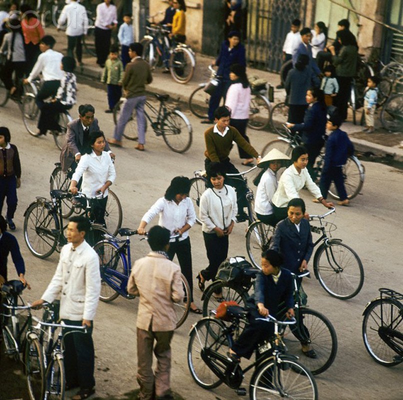 Đường phố tràn ngập xe đạp ở Hà Nội ngày 1/3/1973.  Hà Nội năm 1973 đón mùa xuân bình yên sau nhiều thập niên, kết quả của việc ký kết Hiệp định Paris 27/1/1973. Ảnh: Werner Schulze/ Corbis.