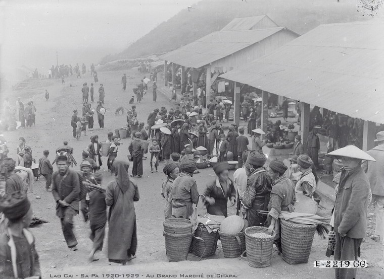 Khu chợ trung tâm  Sa Pa thập niên 1920.