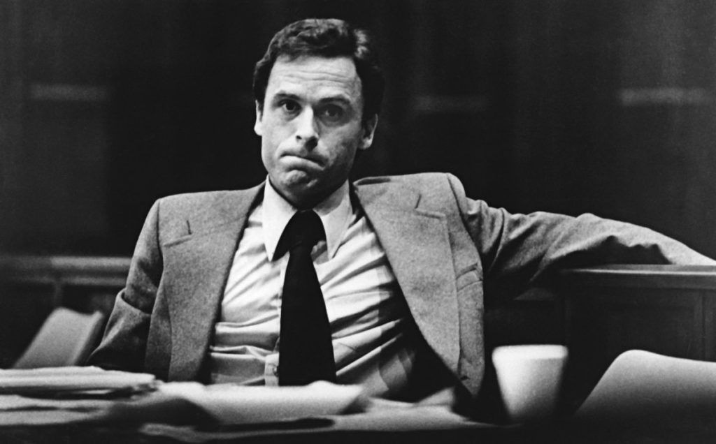 Được mệnh danh là " sát thủ đẹp trai", Ted Bundy là tên sát thủ đã reo rắc kinh hoàng ở 7 tiểu bang Mỹ từ năm 1974 đến năm 1978.