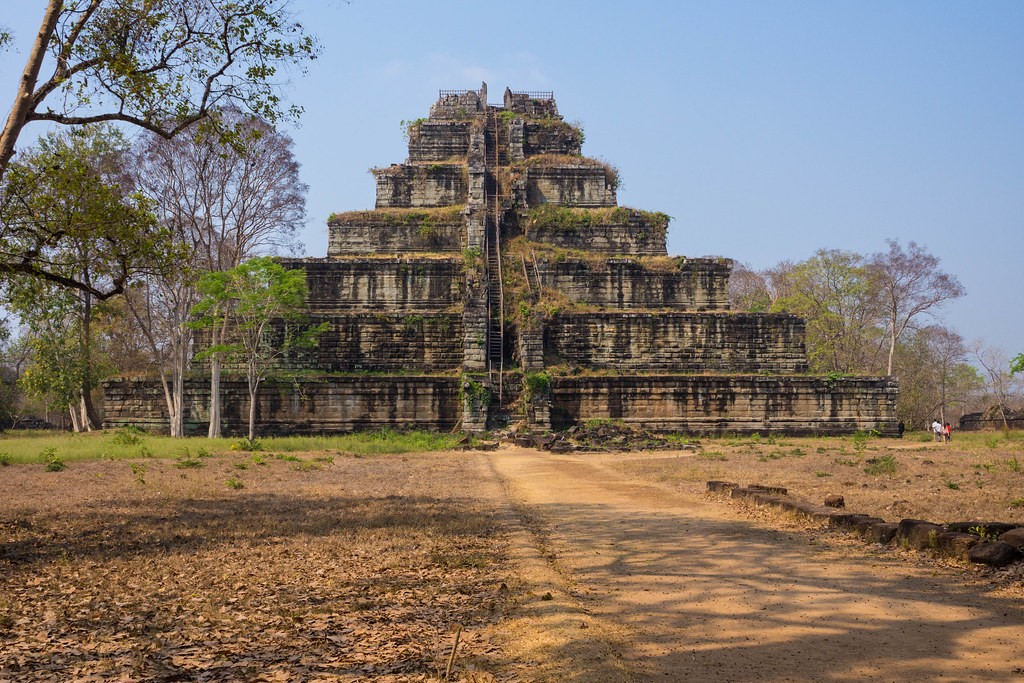 Nằm ở phía Đông Bắc đất nước Cambodia, cách Siem Reap và Angkor Wat tầm 115km, đền Koh Ker được coi là  kim tự tháp duy nhất ở Đông Dương.