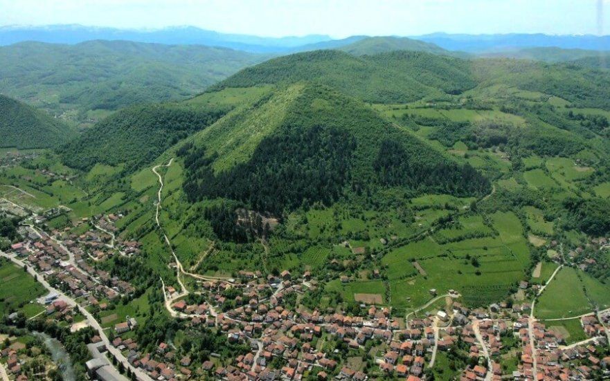 Ở thị trấn Visoko của đất nước Bosnia có một quả đồi bí ẩn mà một số nhà nghiên cứu cho rằng nó chính là một  kim tự tháp đang được ẩn giấu giữa lòng châu Âu.