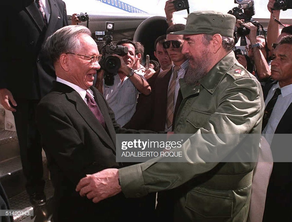 Chủ tịch Cuba Fidel Castro đón Chủ tịch nước CHXHCN Việt Nam Lê Đức Anh tại Havana ngày 12/10/1995. Ông Lê Đức Anh là nguyên thủ quốc gia đầu tiên của Việt Nam đến thăm Cuba tính đến thời điểm đó.