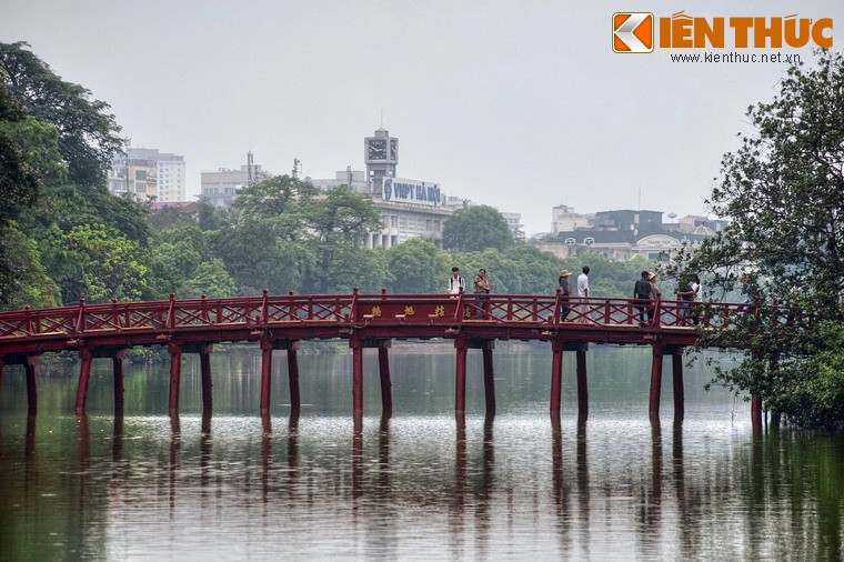 Trong hơn một thế kỷ qua, cầu Thê Húc ở hồ Hoàn Kiếm đã trở thành một trong những biểu tượng bất hủ của Hà Nội. Nhưng không phải ai cũng biết về giá trị tâm linh cũng như những câu chuyện lịch sử thú vị về cây cầu này.